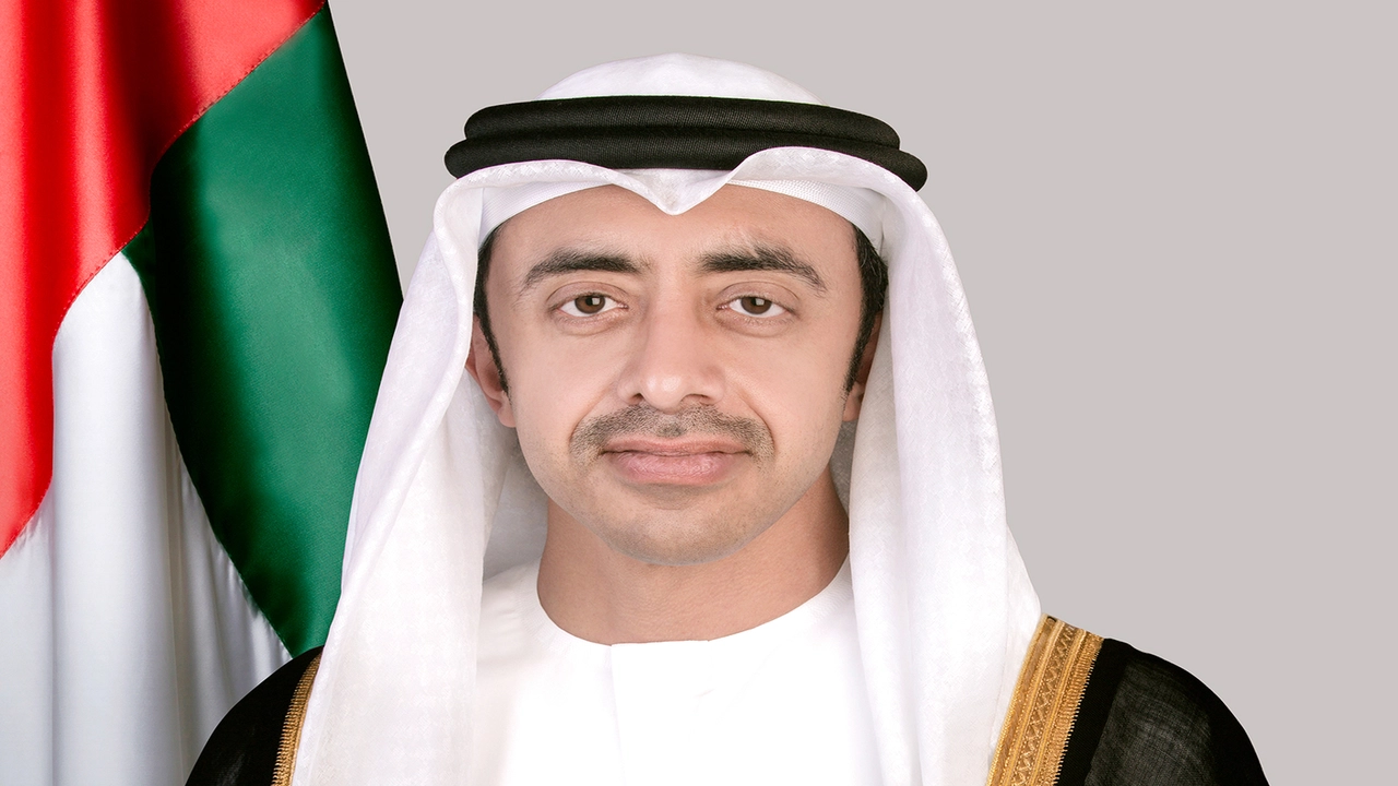 عبدالله بن زايد يبحث التطورات الإقليمية في اتصالات هاتفية مع وزراء خارجية